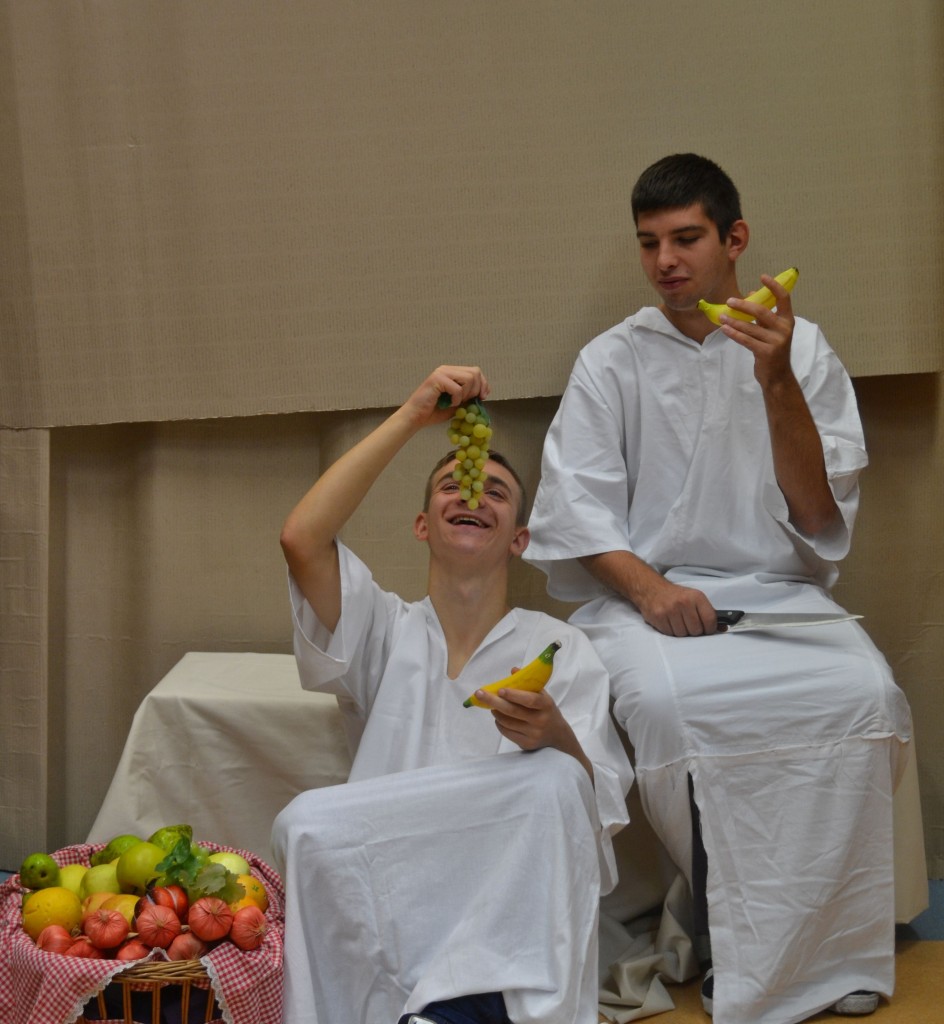 Dzieci z melonem i winogronami